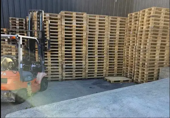 Stock de palettes bois JD.Kreuzer Palettes à Soultz-Haut-Rhin avec chariot de manutention